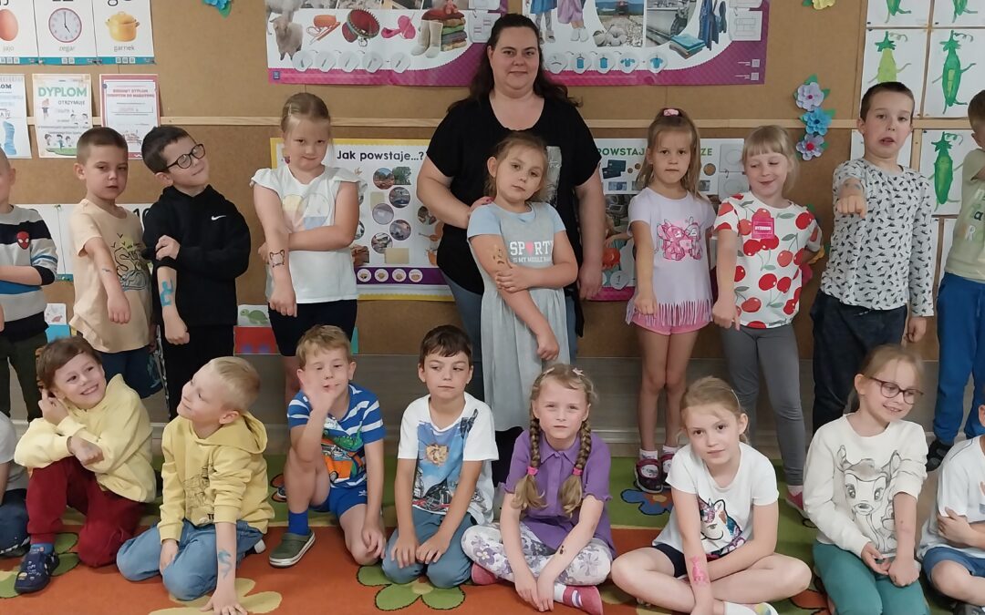 Wizyta mamy Asi i brokatowe tatuaże z okazji Dnia Dziecka